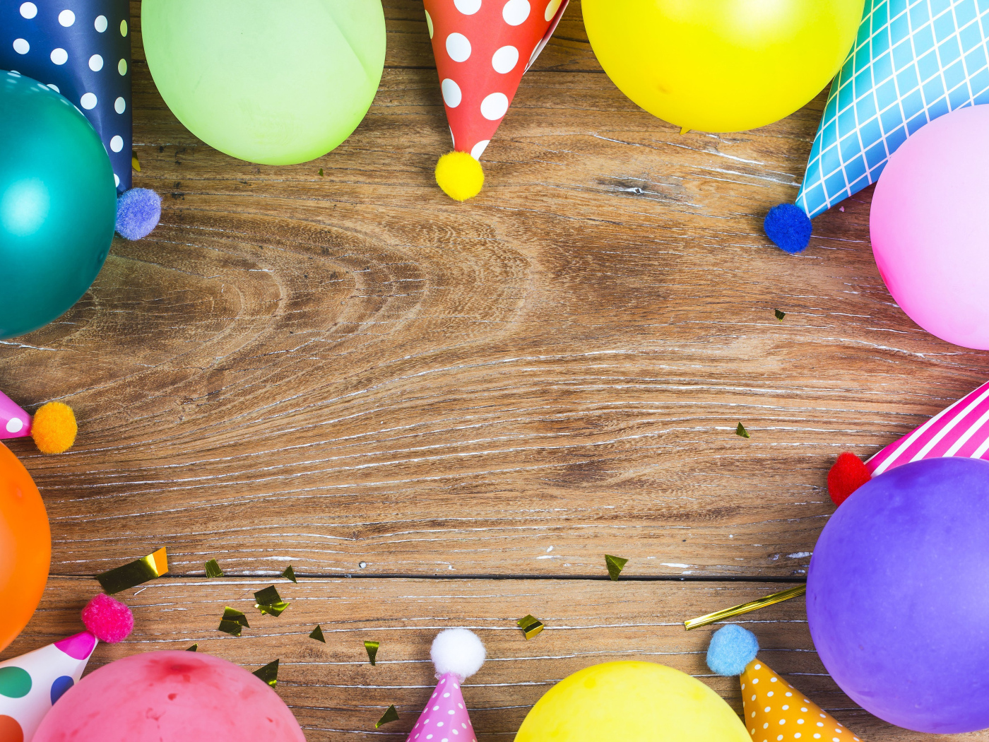 Деревянный фон с колпаками и шариками