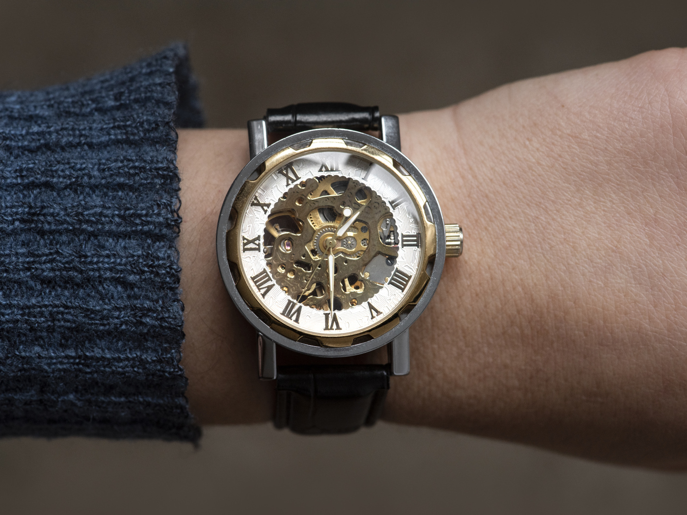 Часы с механизмом на руке у мужчины