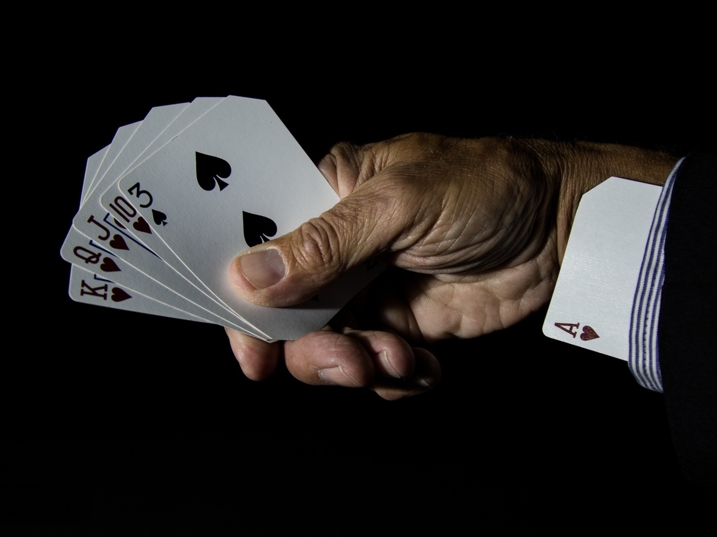 Туз в рукаве у мужчины с картами