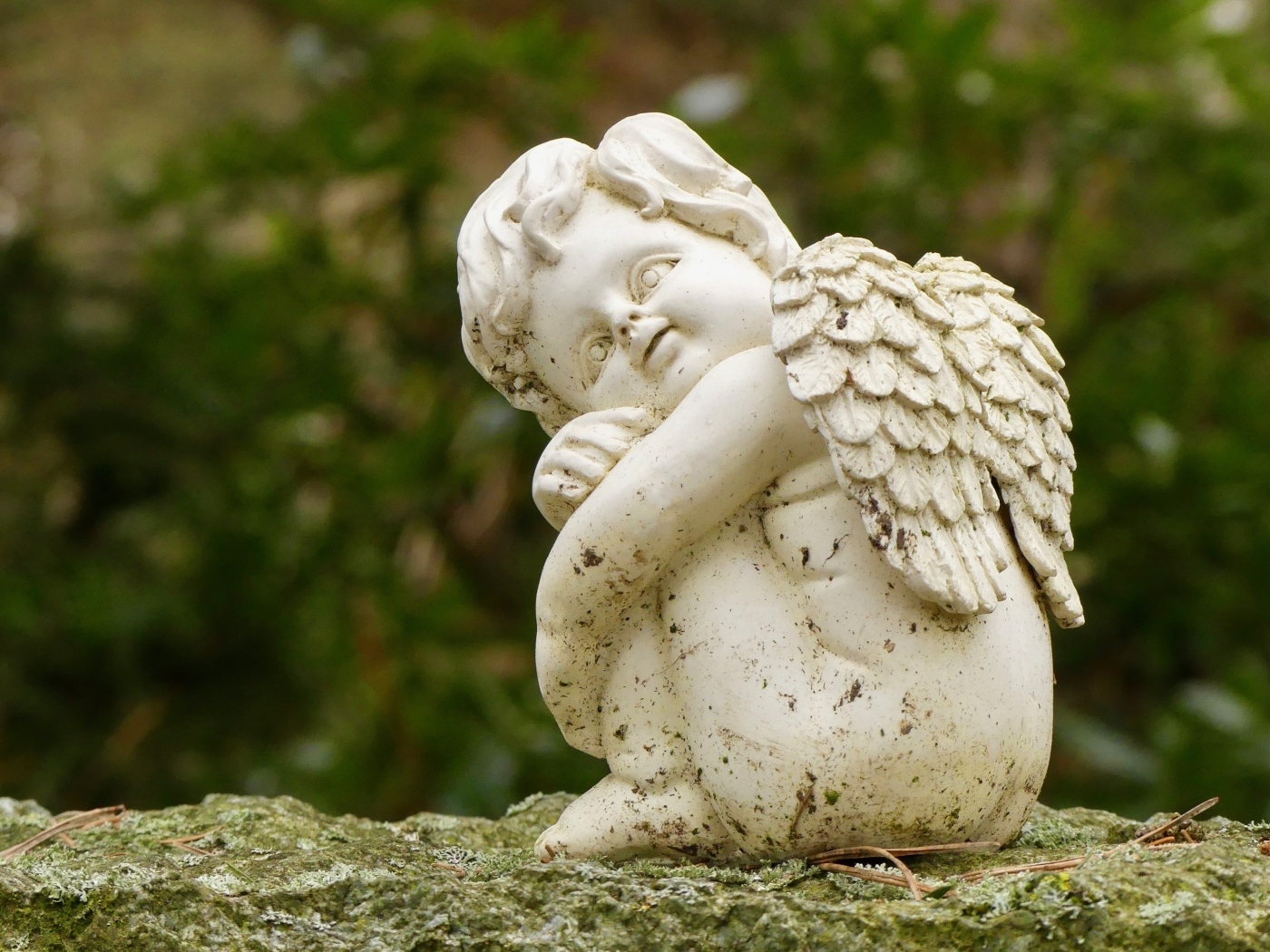 Статуэтка ангела стоит на камне