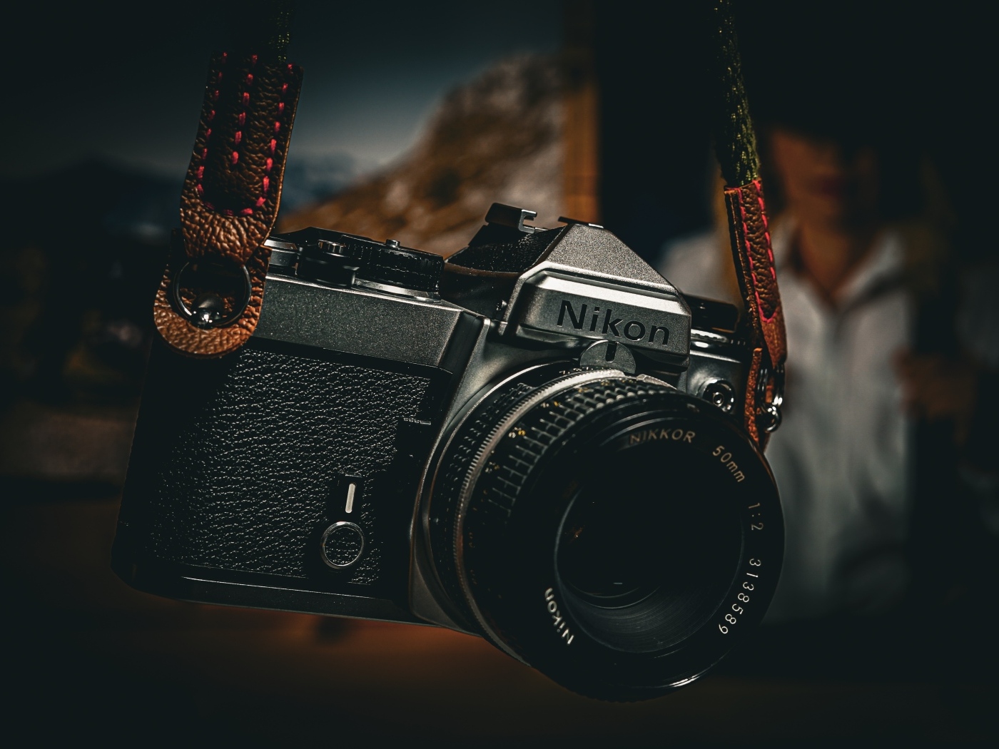 Черный фотоаппарат nikon на ремне