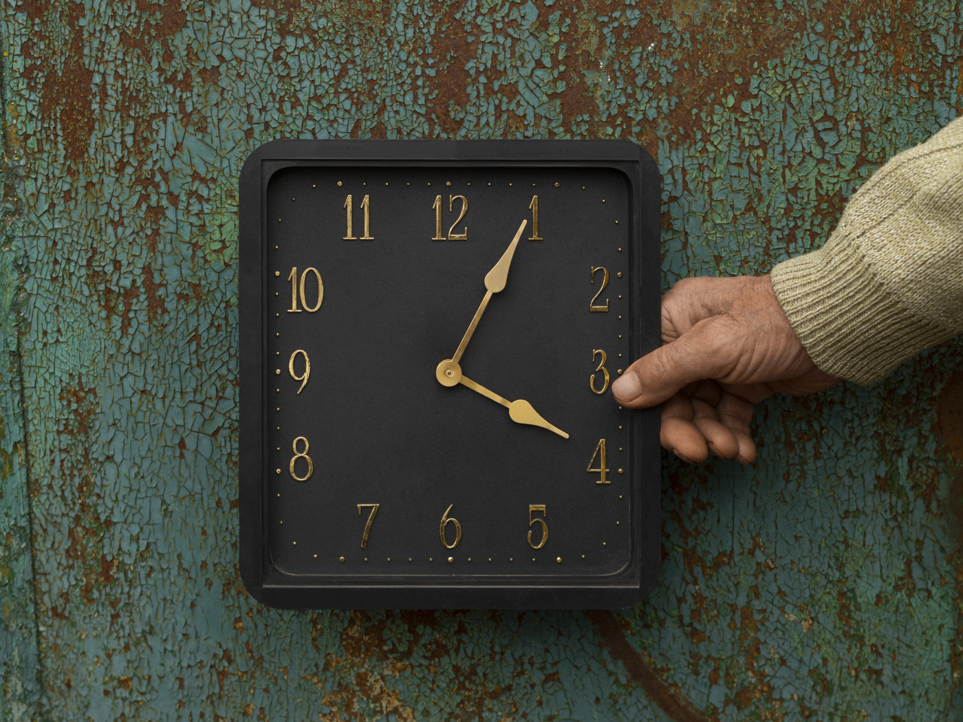 Черные квадратные часы на старой стене