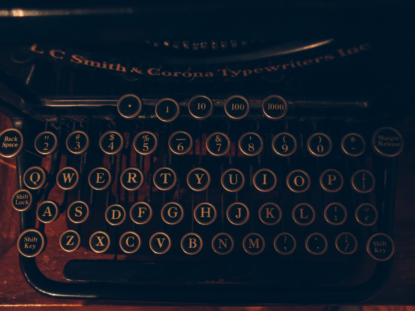 Кнопки старой печатной машинки крупным планом