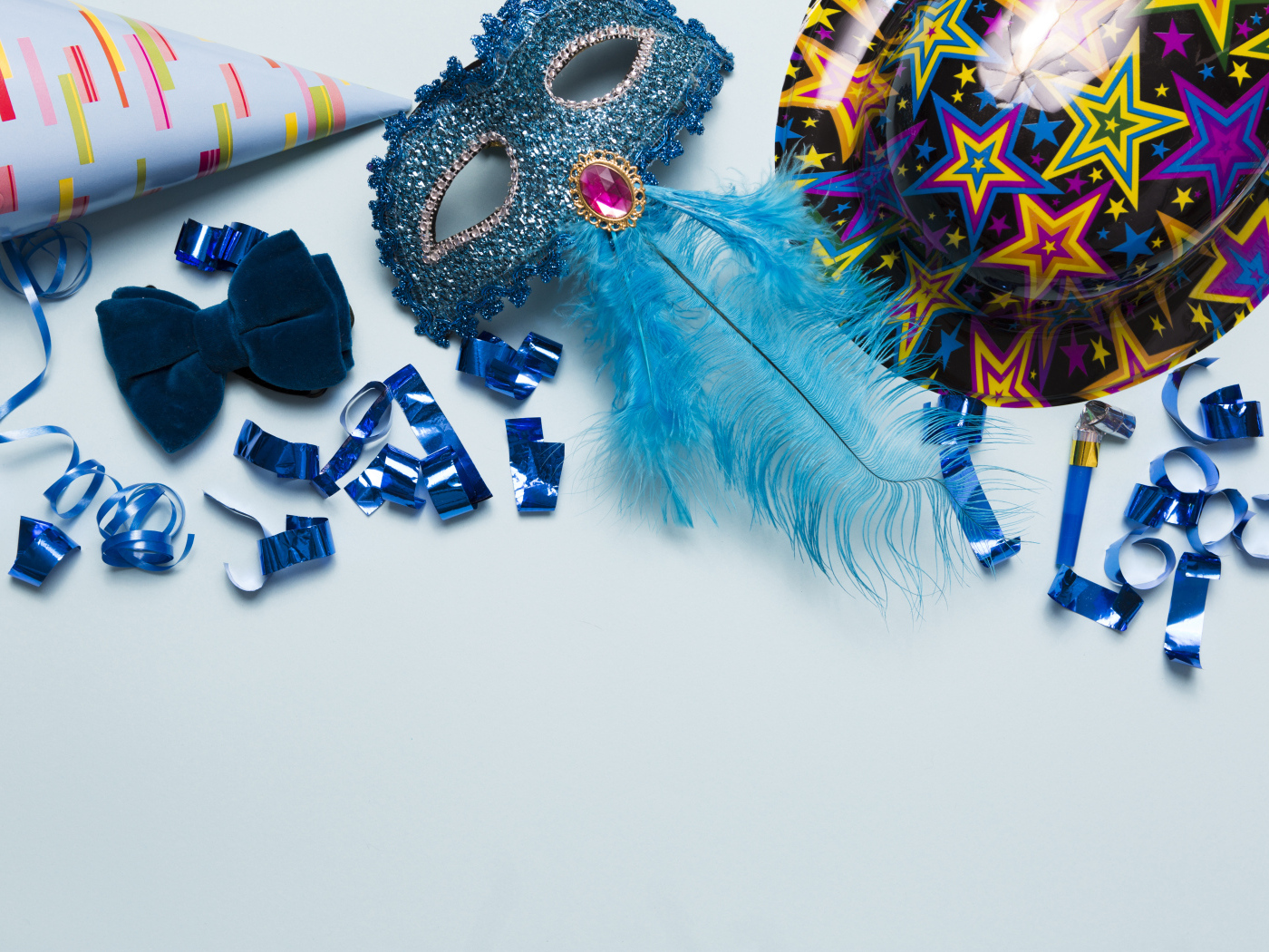 Карнавальная маска и декор на голубом фоне