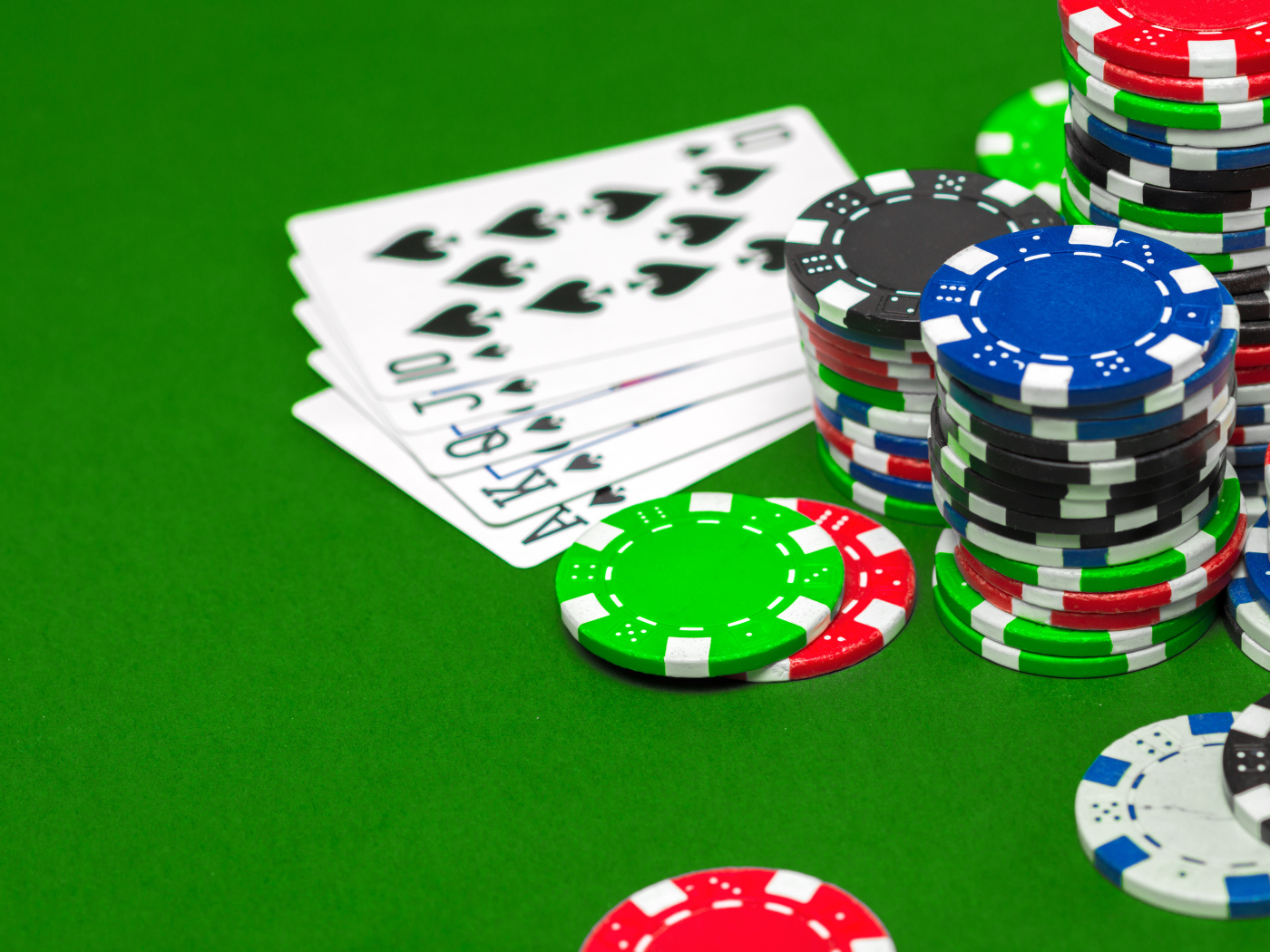 Фишки и карты на зеленом столе для покера