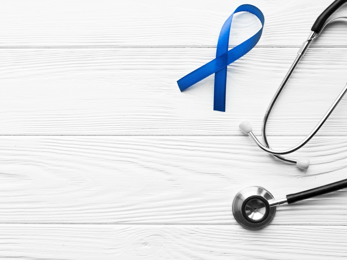 Стетоскоп врача с ленточкой на белом фоне