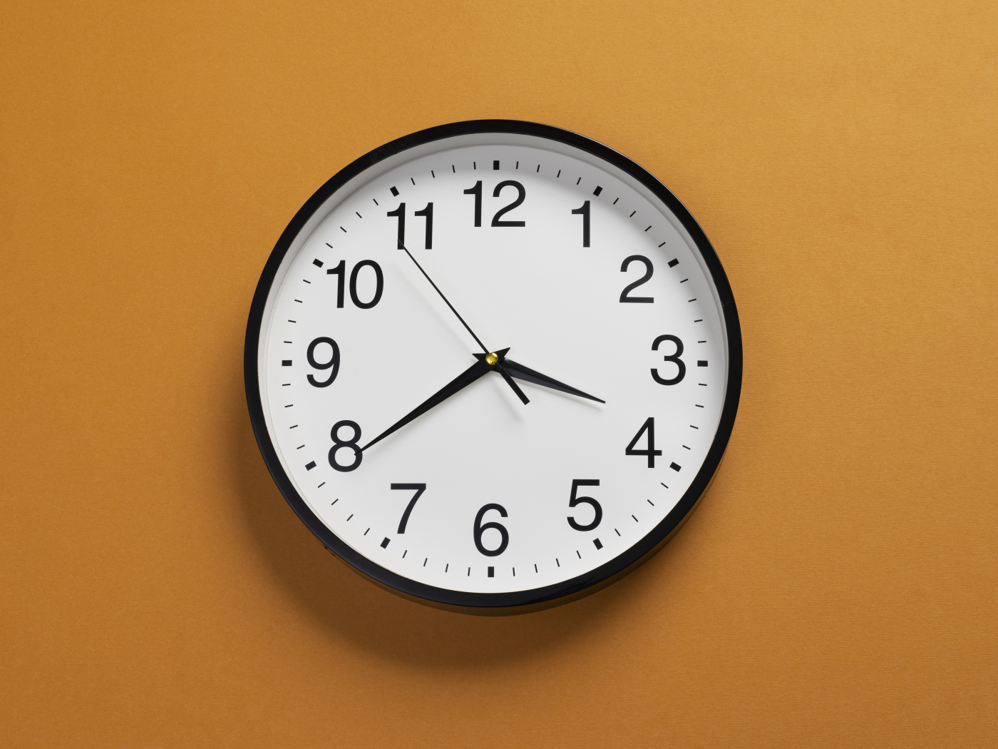 Большие круглые часы на желтом фоне