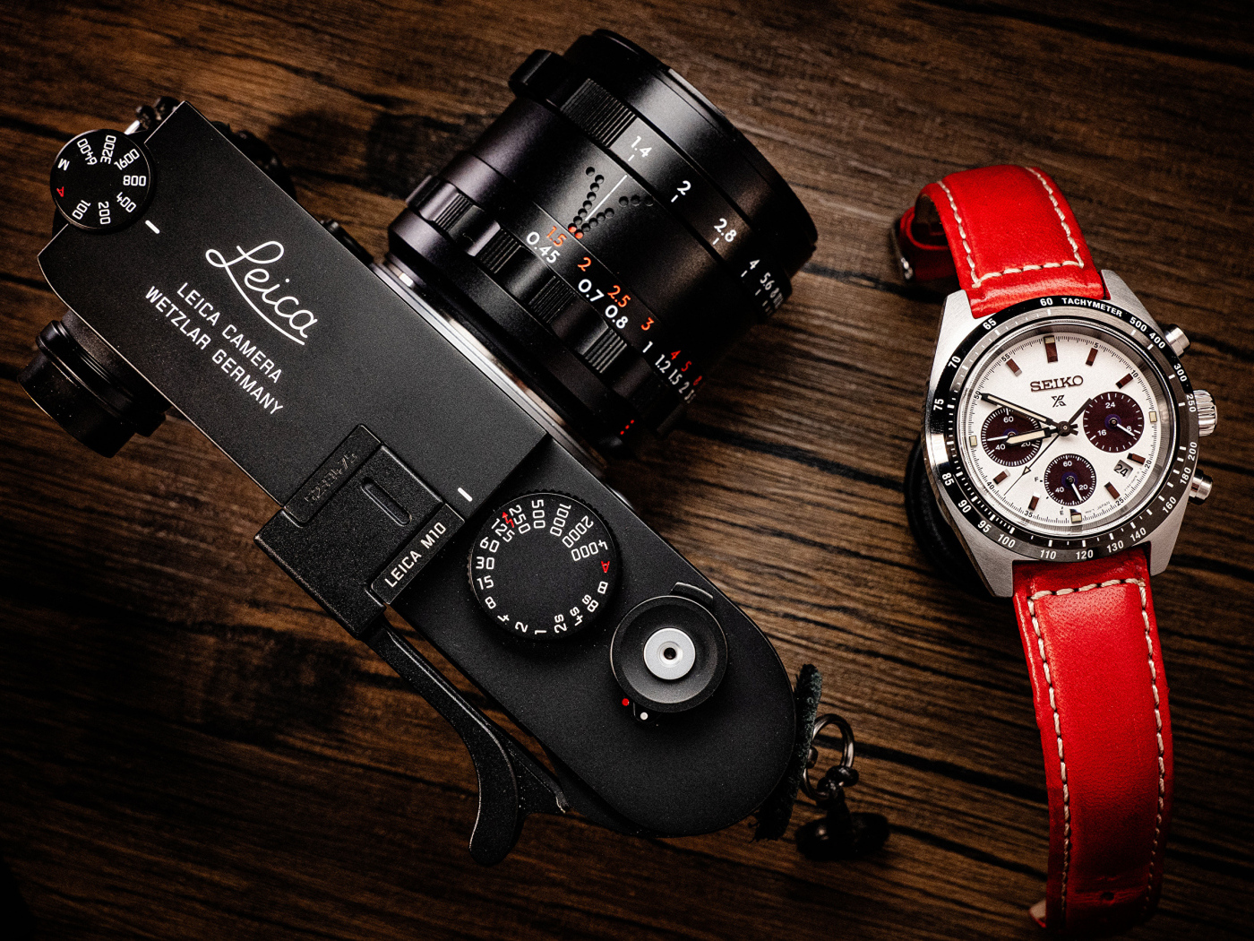 Фотоаппарат Leica M10 и часы на столе