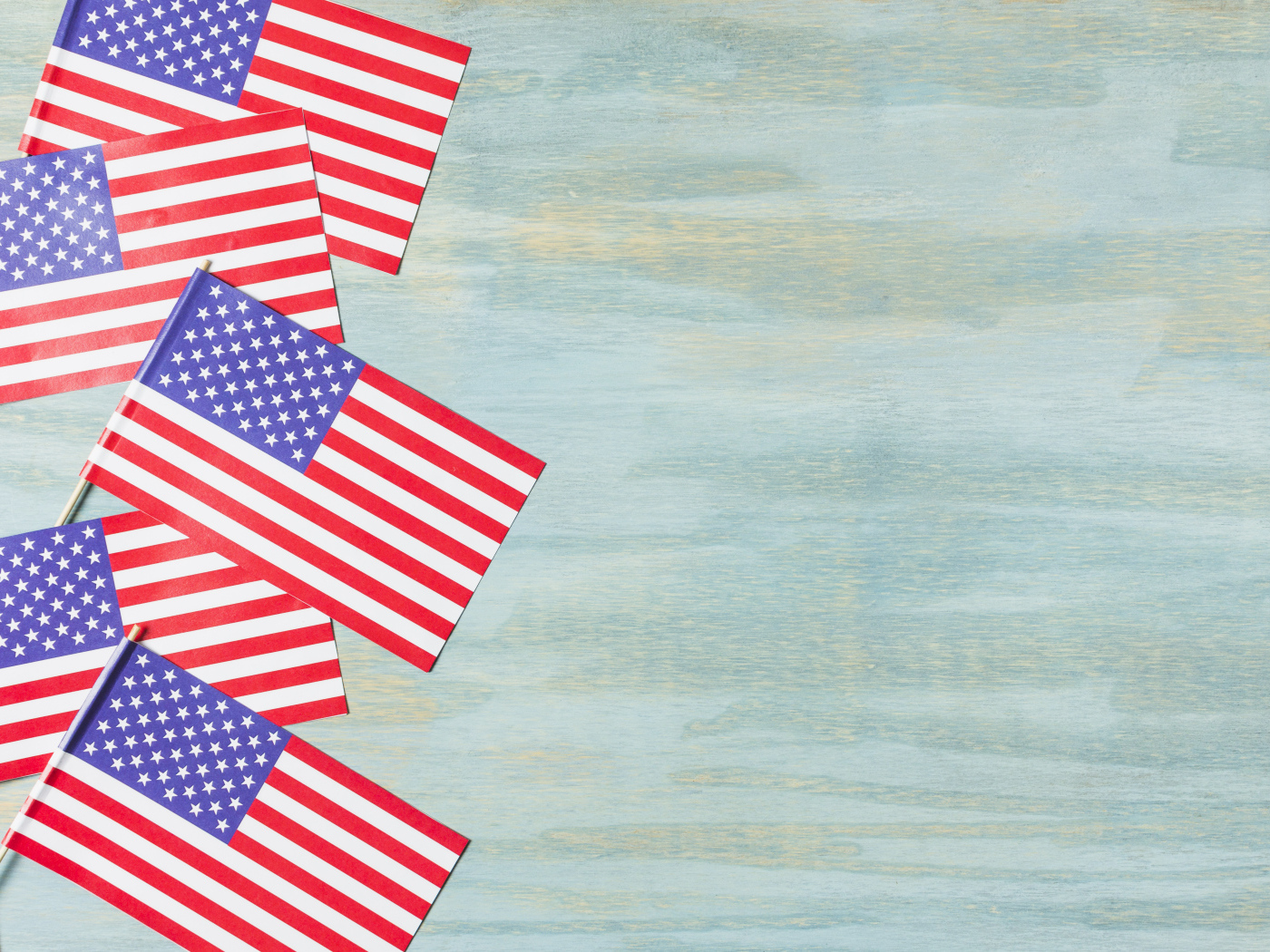 Много флагов Америки на голубом фоне