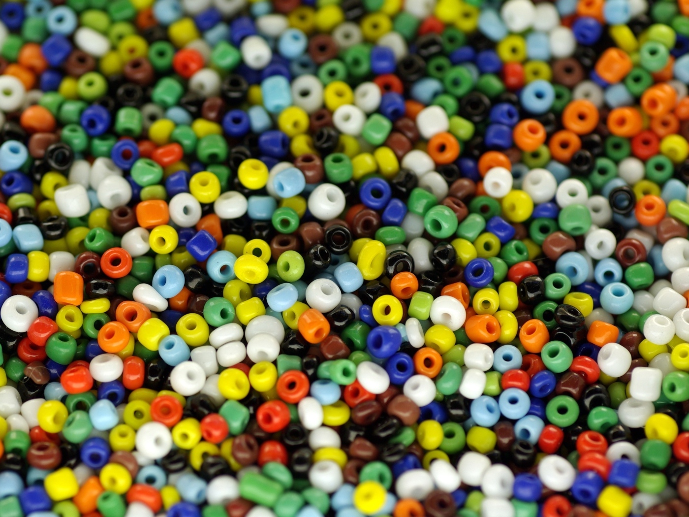 Разноцветные маленькие бусины крупным планом