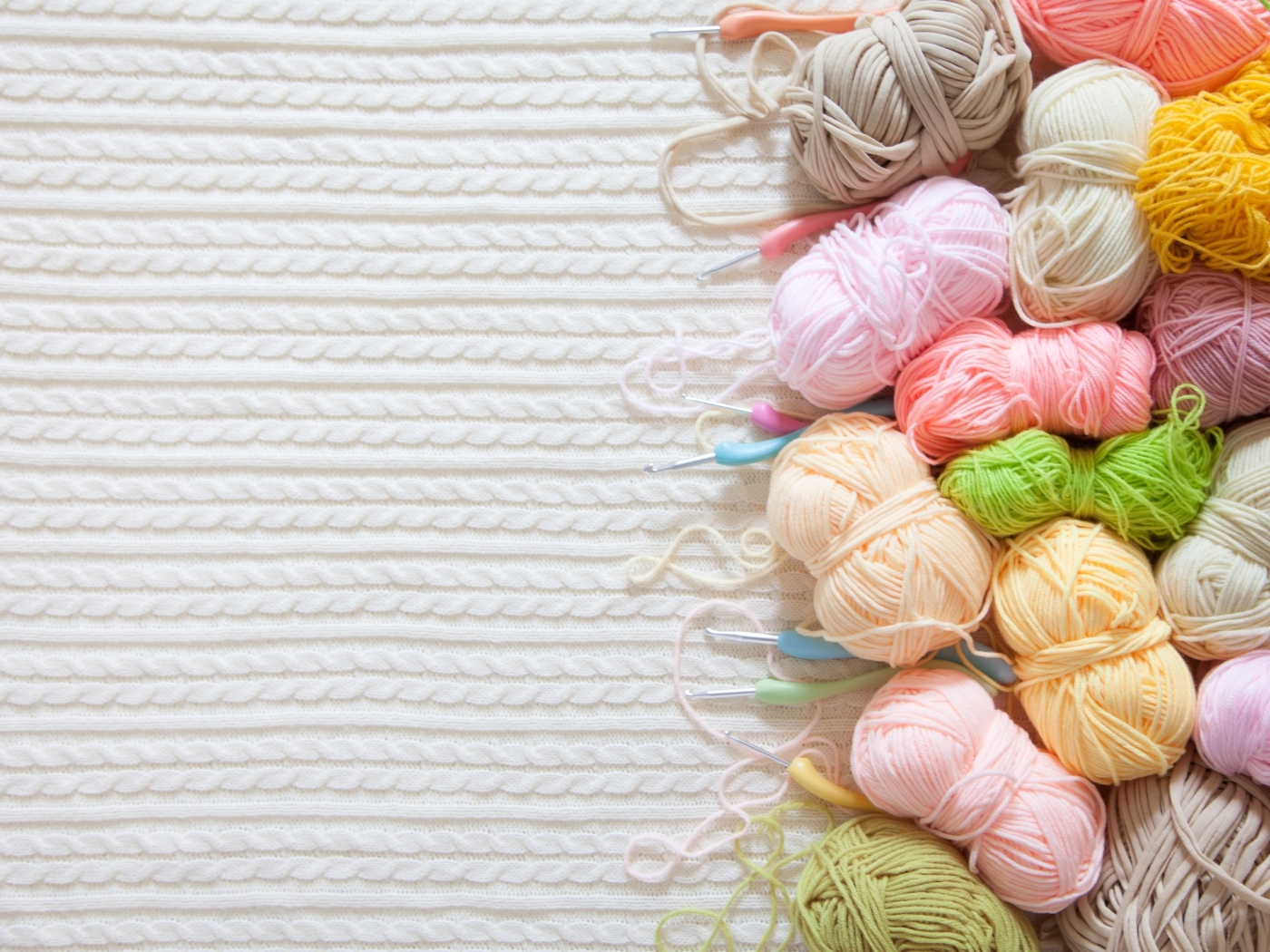 Разноцветная пряжа для вязания на белом трикотажном полотне