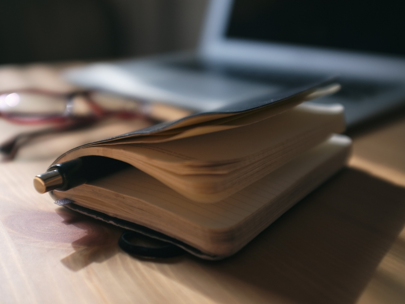 Блокнот с ручкой на столе