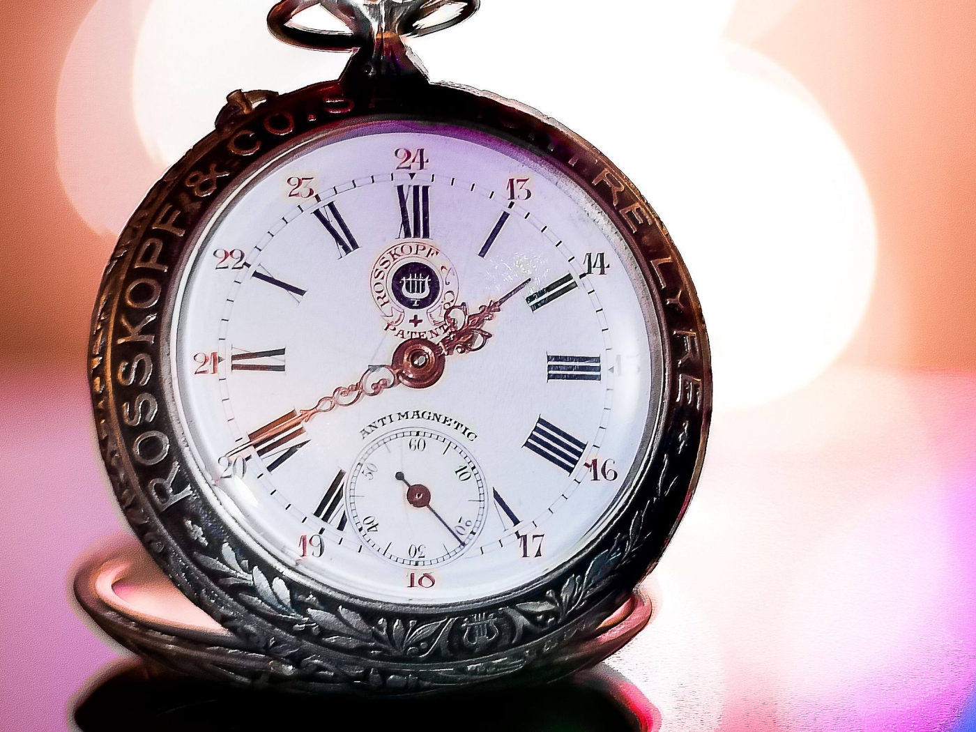 Карманные часы крупным планом