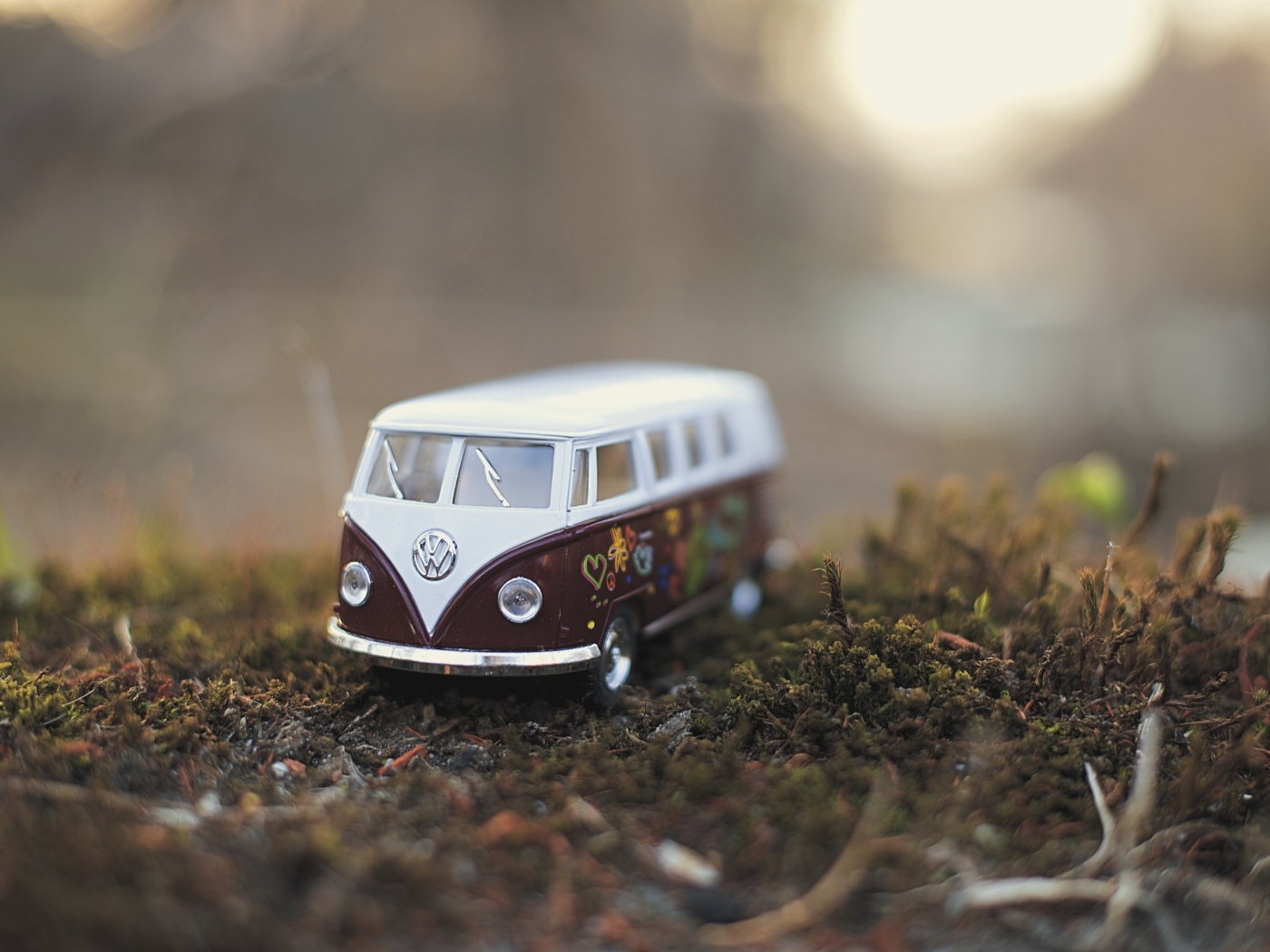 Маленький игрушечный автомобиль volkswagen на земле