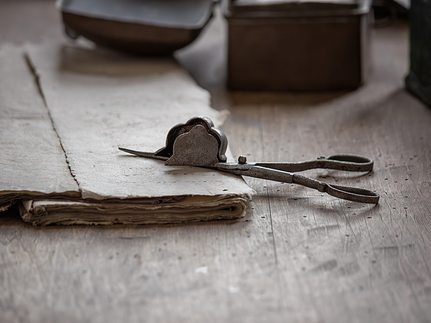 Старинные железные ножницы с бумагой на столе