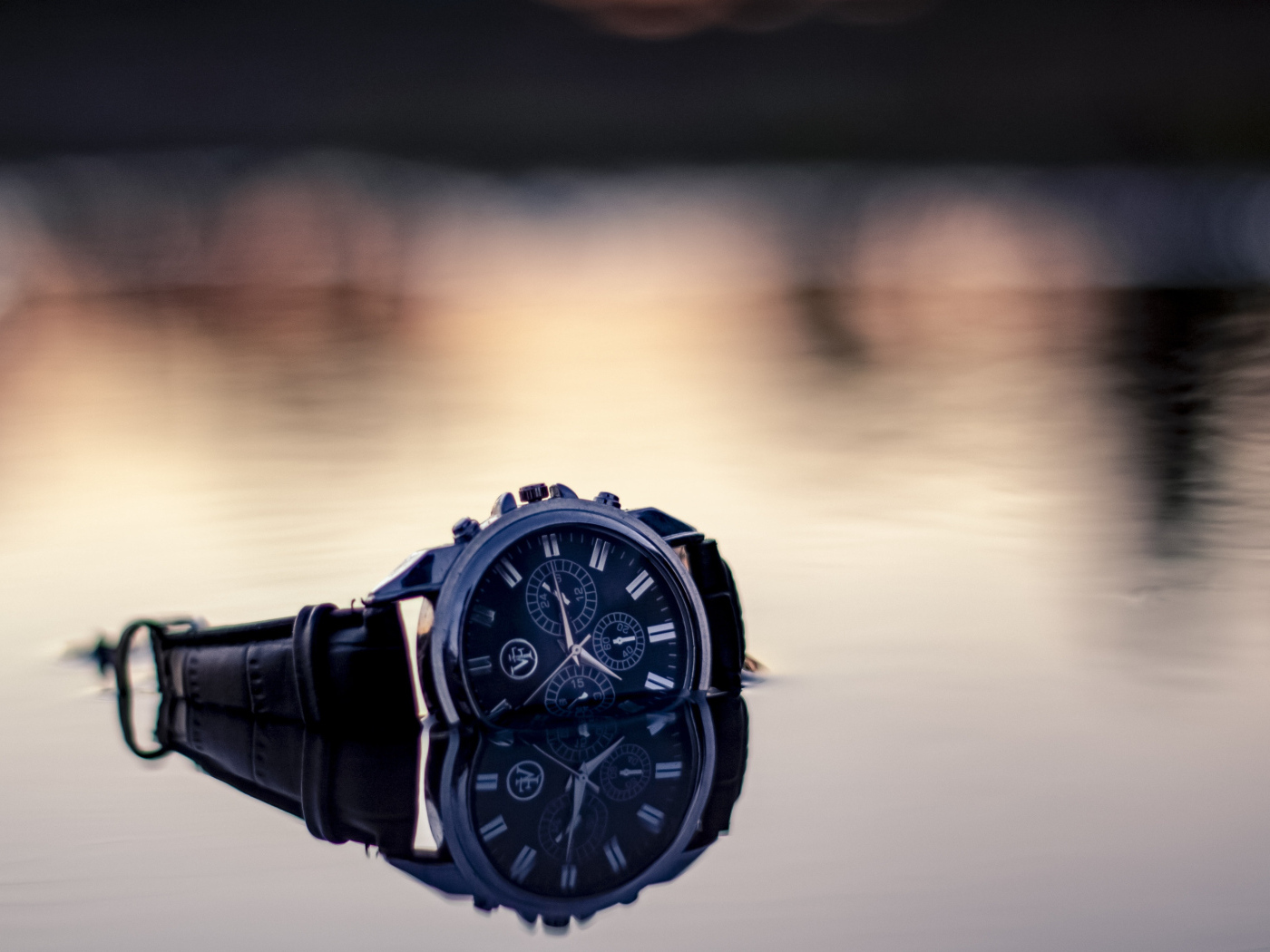 Наручные часы лежат в воде