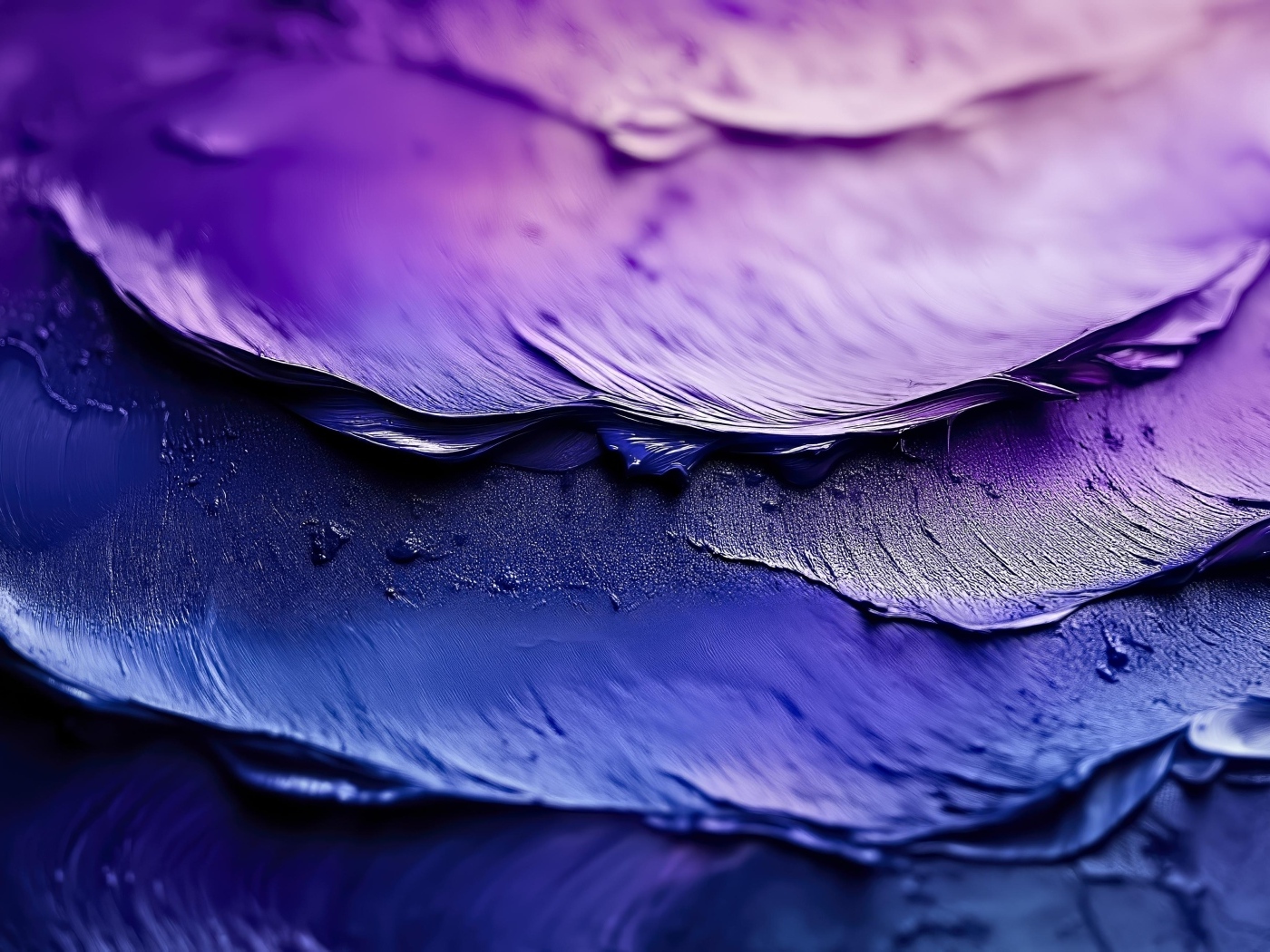 Мазки черной краски крупным планом