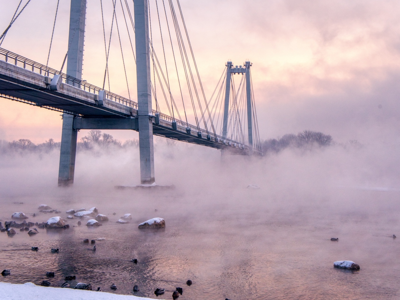 Мост через реку в тумане утром