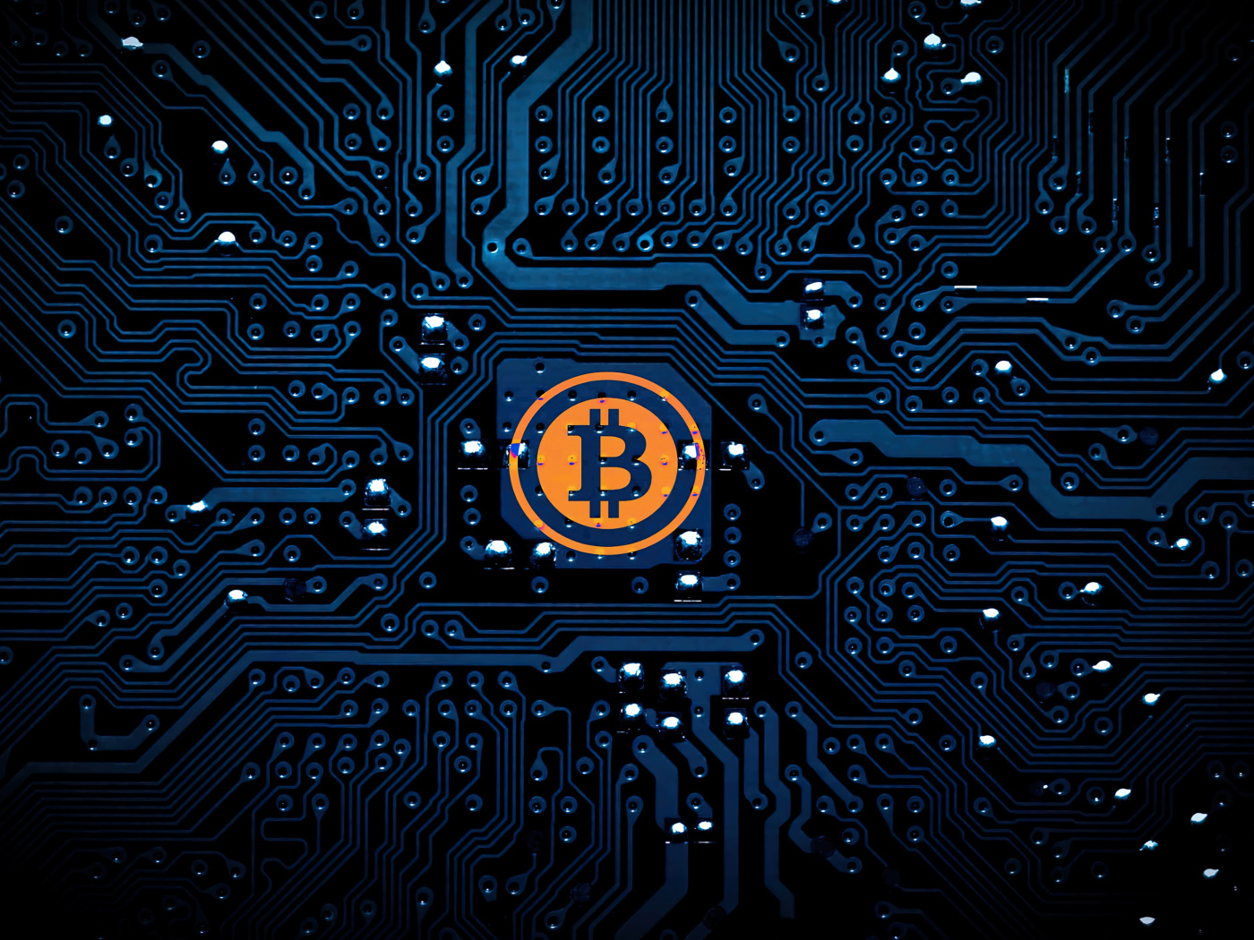 Яркий логотип биткоин на плате