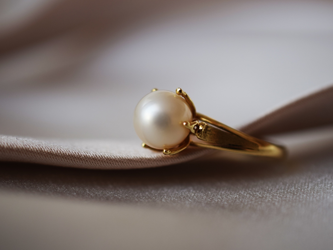 Золотое кольцо с жемчугом 