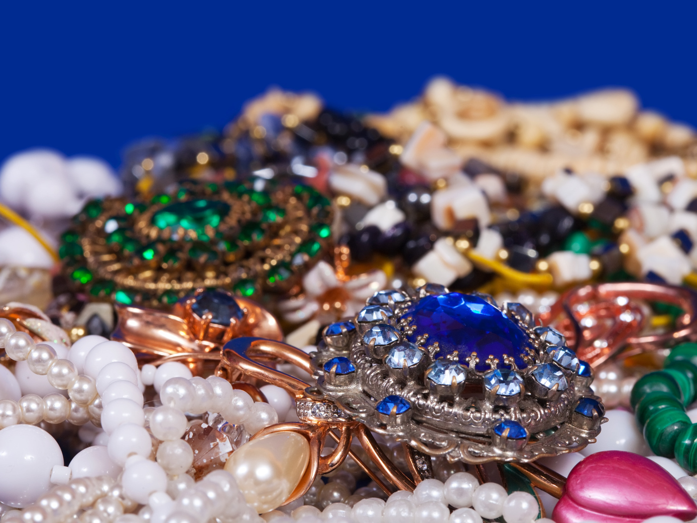 Много красивых ярких драгоценностей 