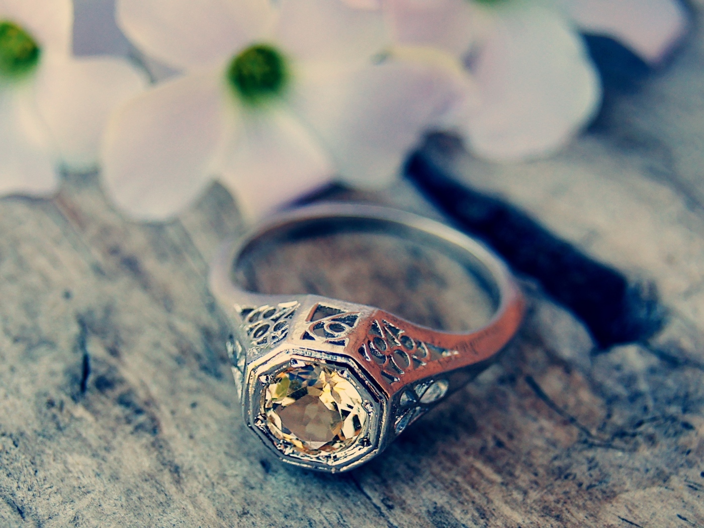 Перстень с камнем на деревянном столе 