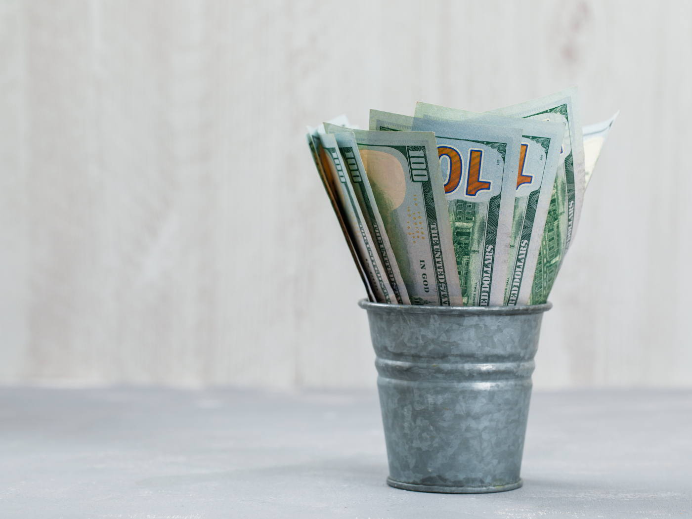 Банкноты в мини ведре на столе