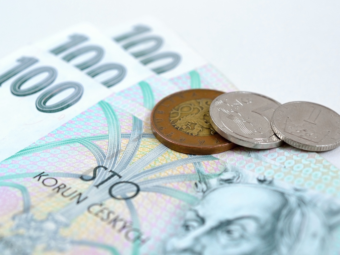 Купюры с монетами крупным планом