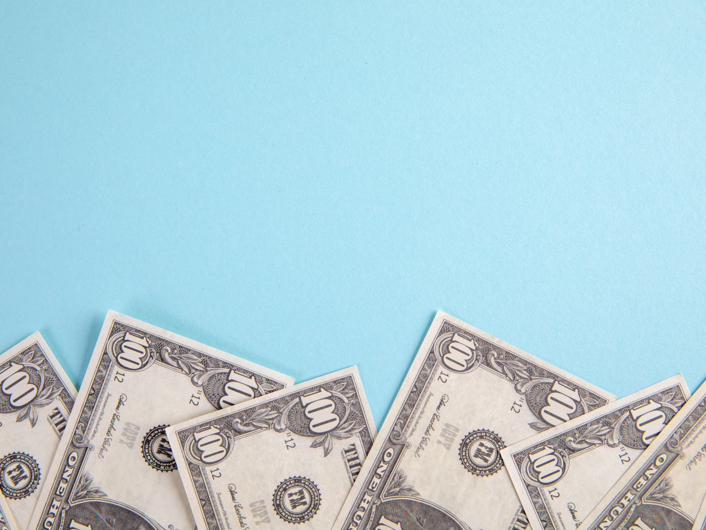 Банкноты доллары на голубом фоне