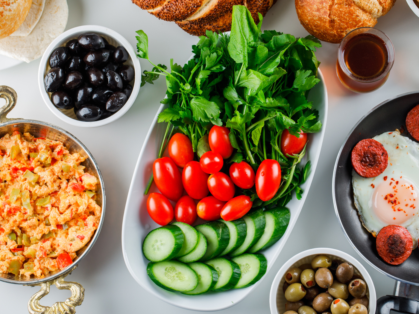 Аппетитные свежие овощи и зелень на столе на завтрак