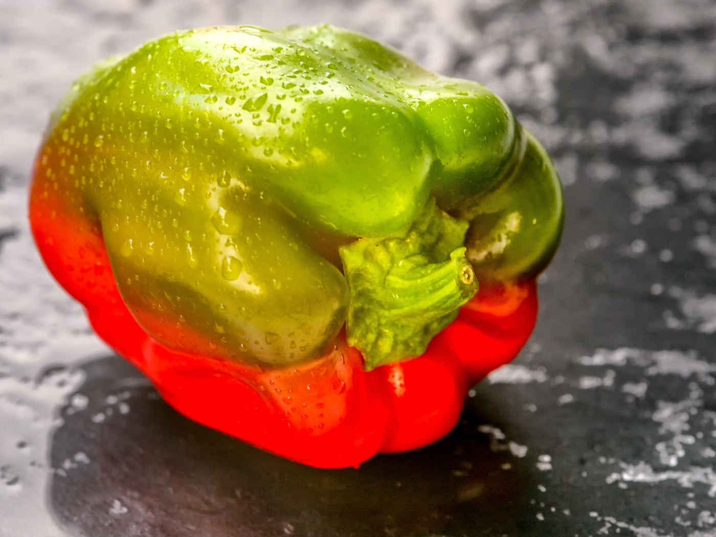 Болгарский перец в каплях воды