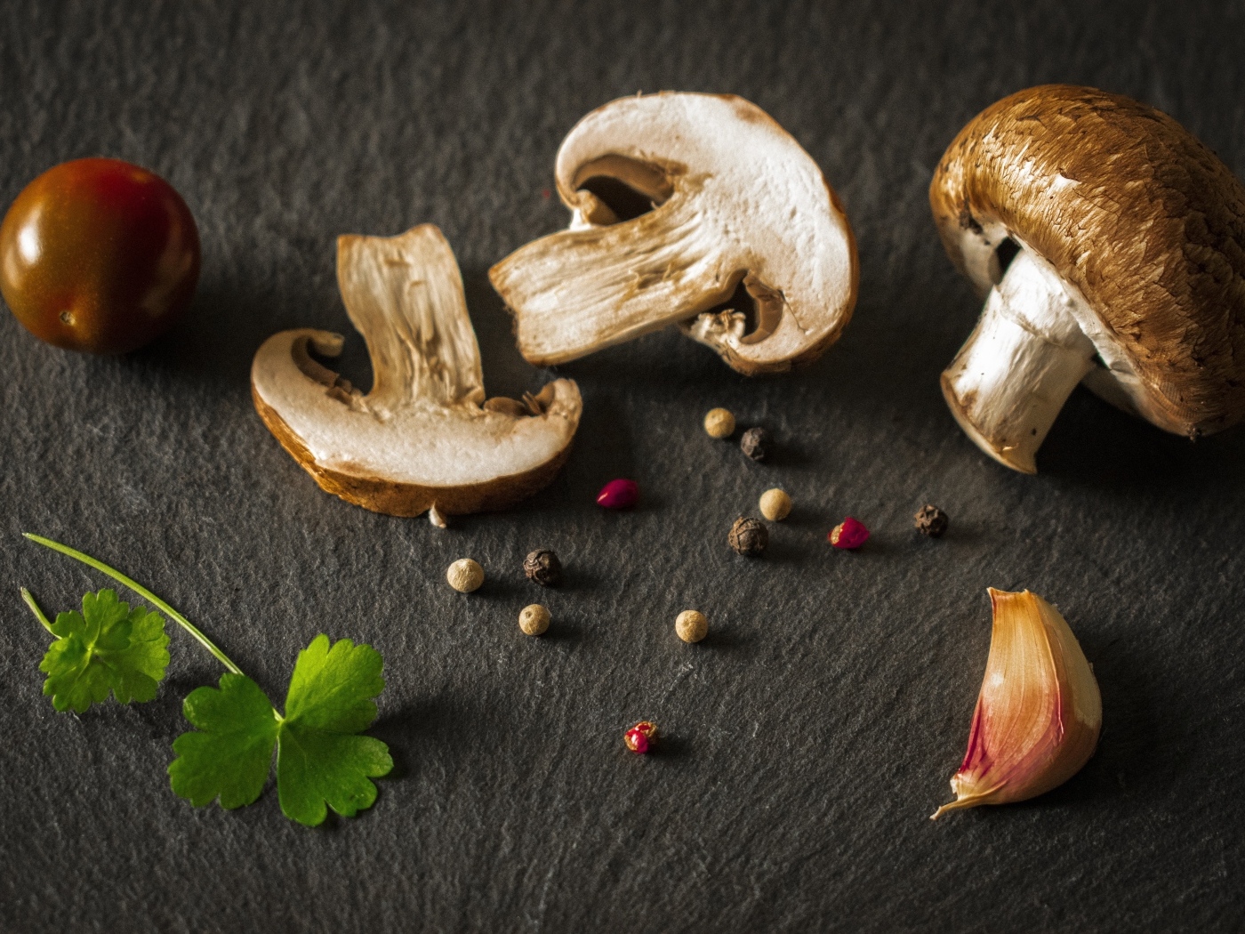 Шампиньоны со специями на столе