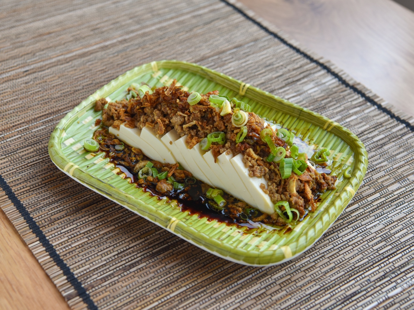 Китайское блюдо в тарелке на столе