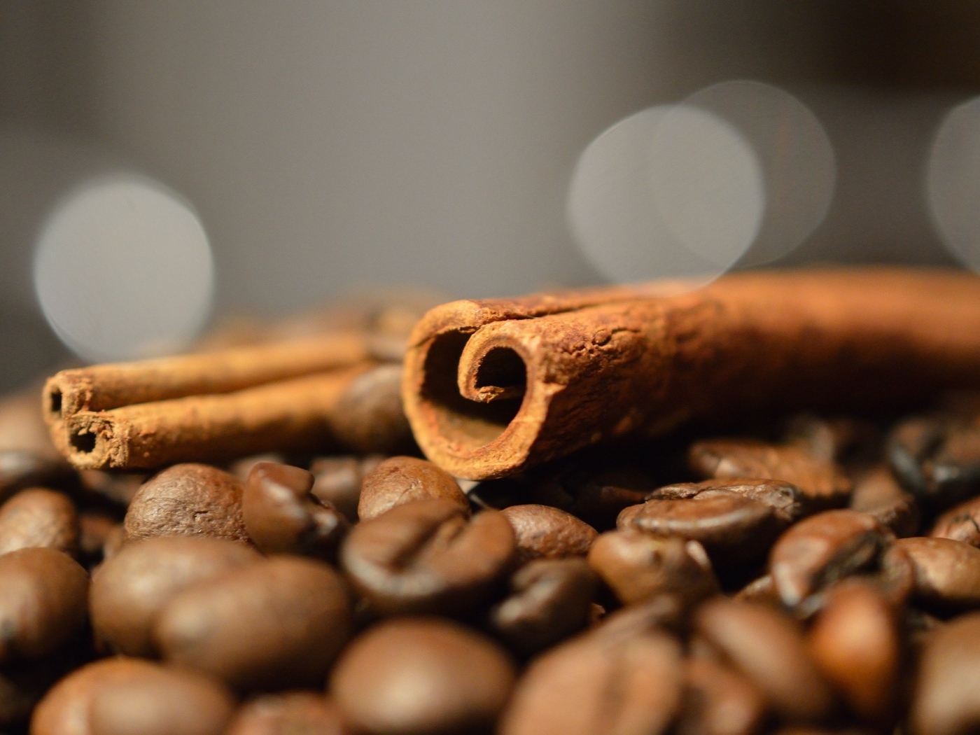 Корица с кофейными зернами на столе
