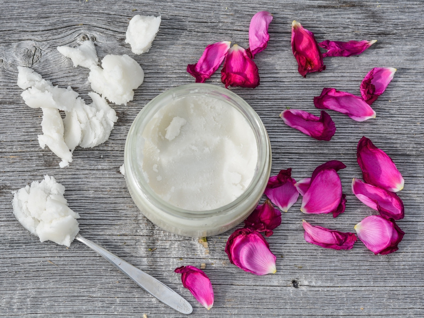 Кокосовое масло с лепестками роз