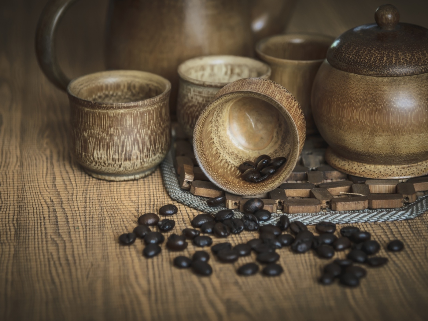 Кофейные зерна с посудой на столе