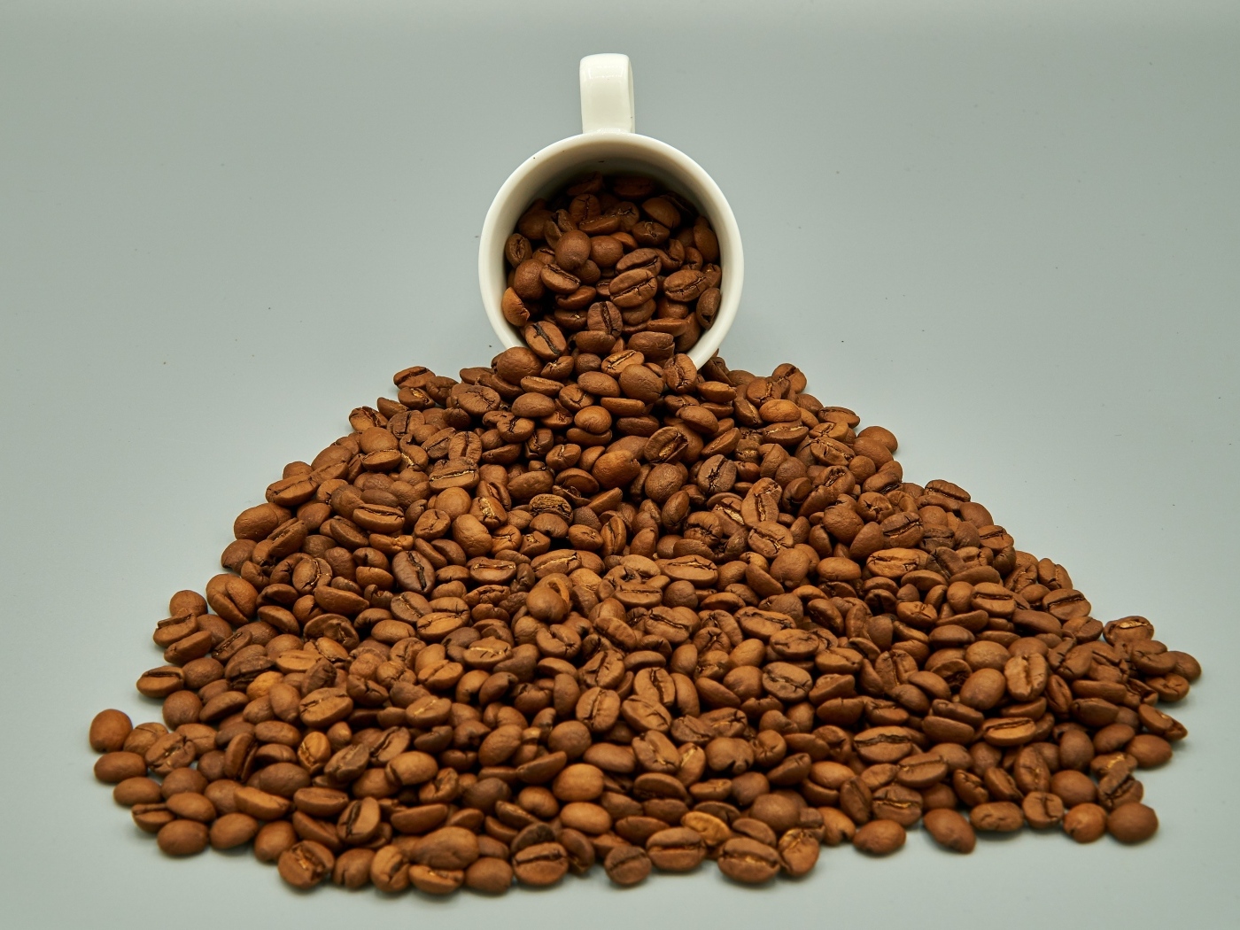 Чашка с горкой кофейных зерен