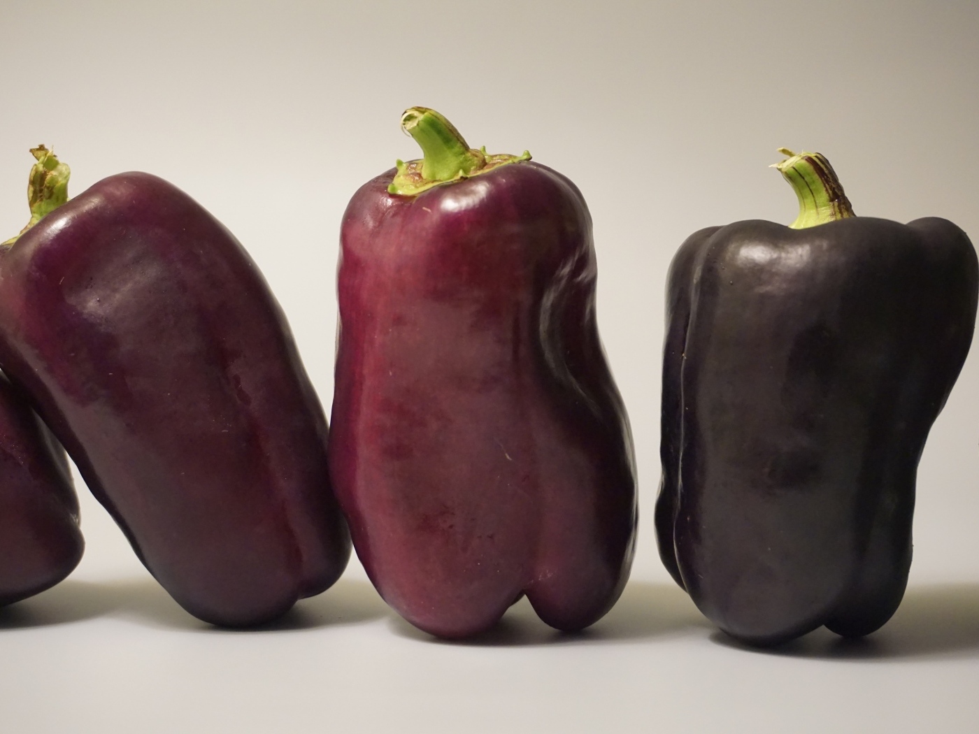 Баклажаны на сером фоне