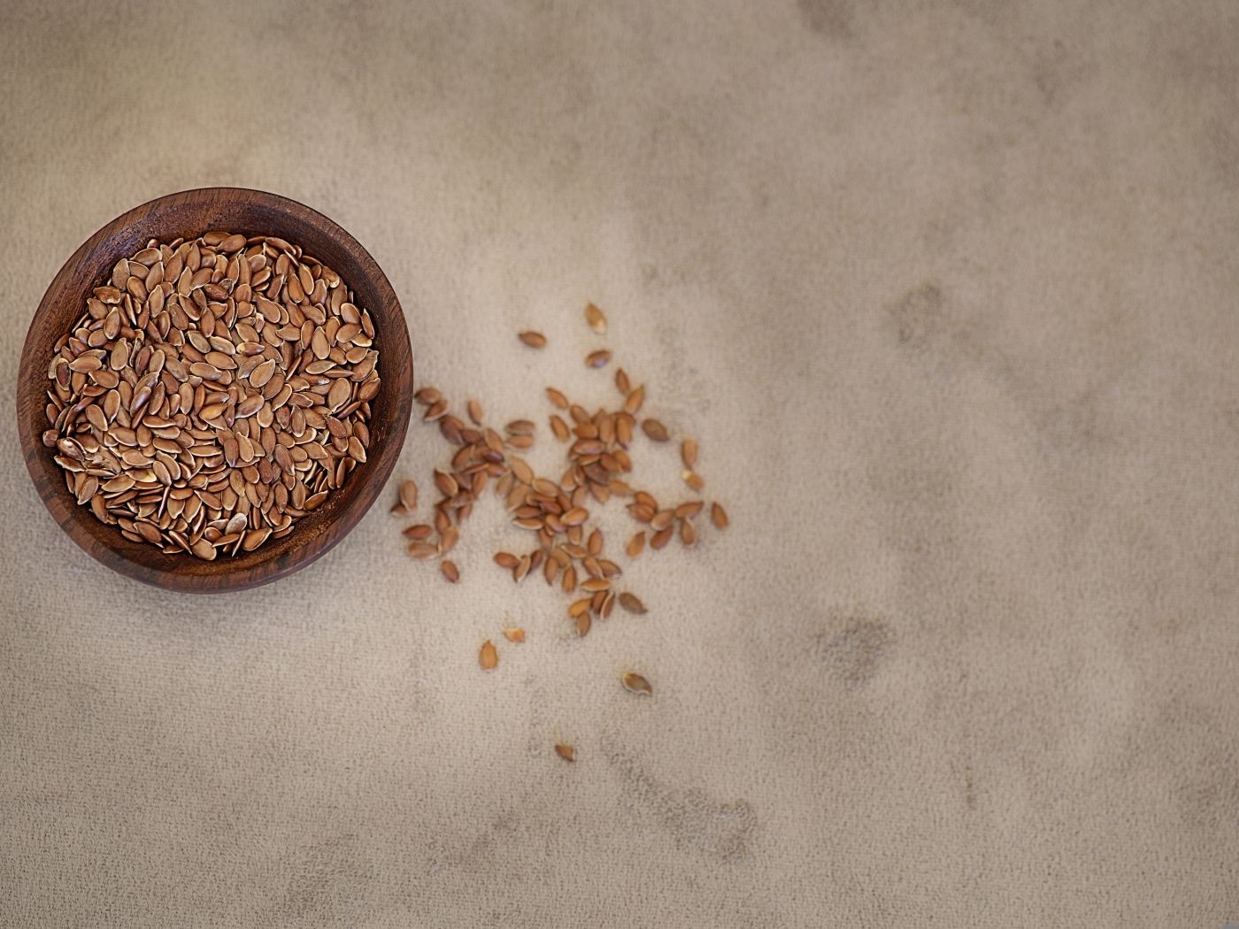 Семя льна на столе