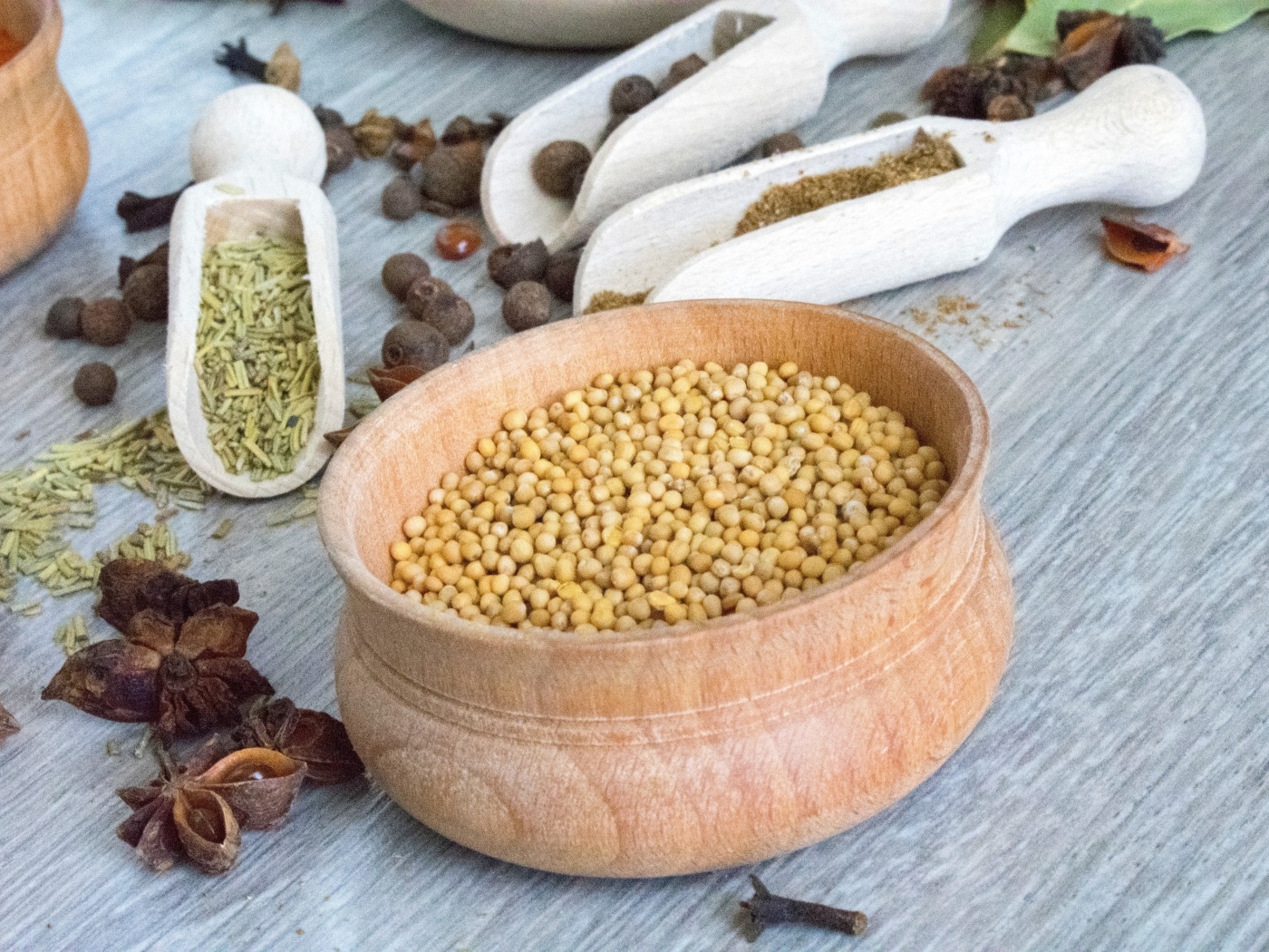 Ароматные специи на сером столе