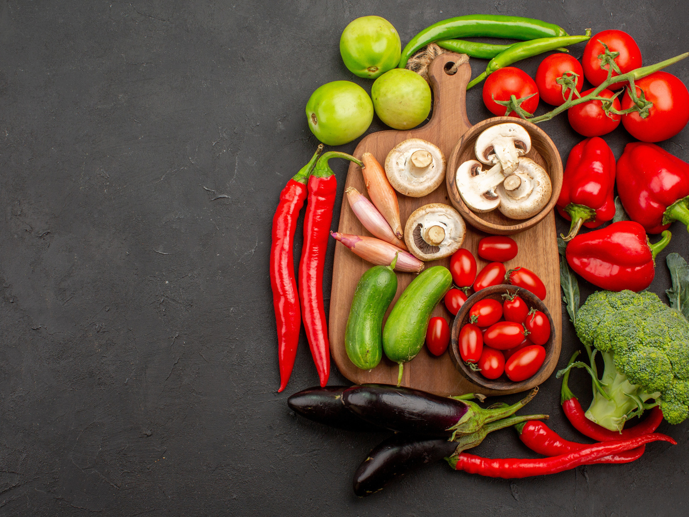 Свежие овощи на разделочной доске на столе