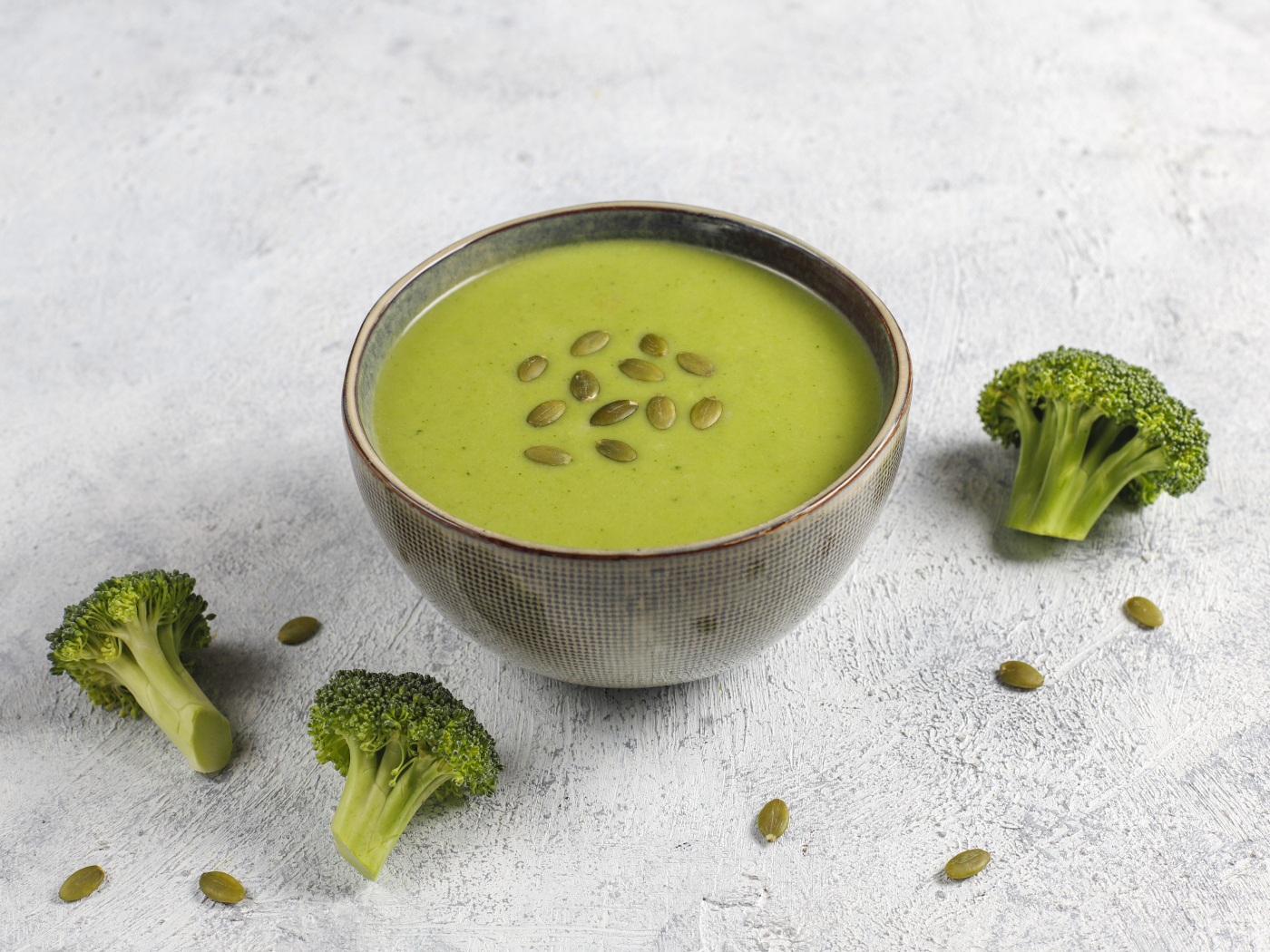 Зеленый суп с семечками и брокколи