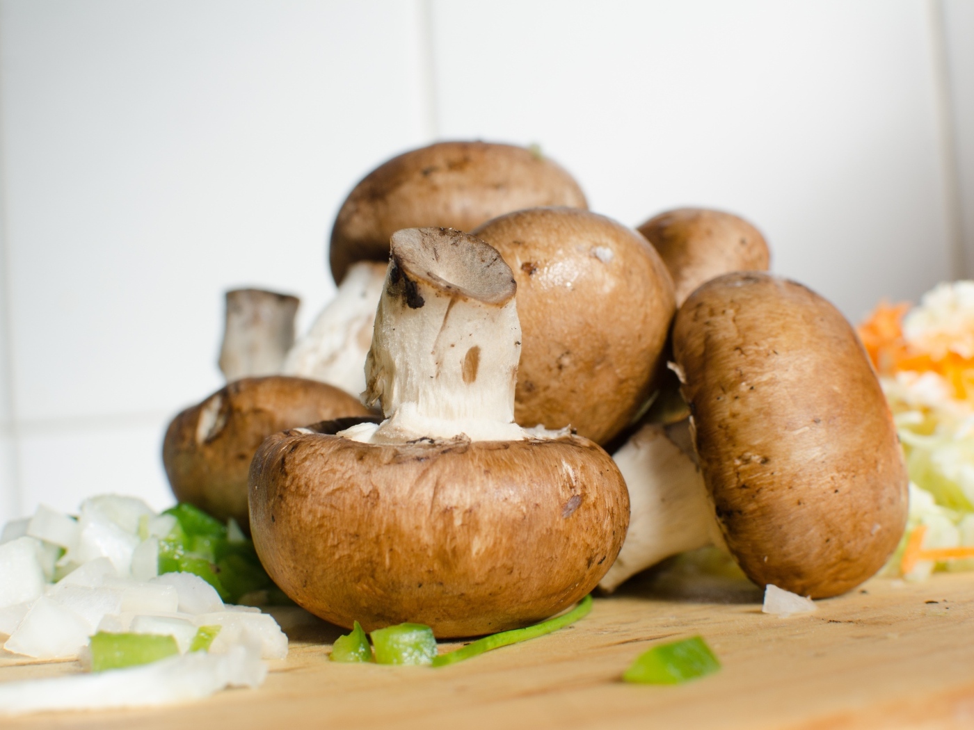 Большие свежие шампиньоны на столе