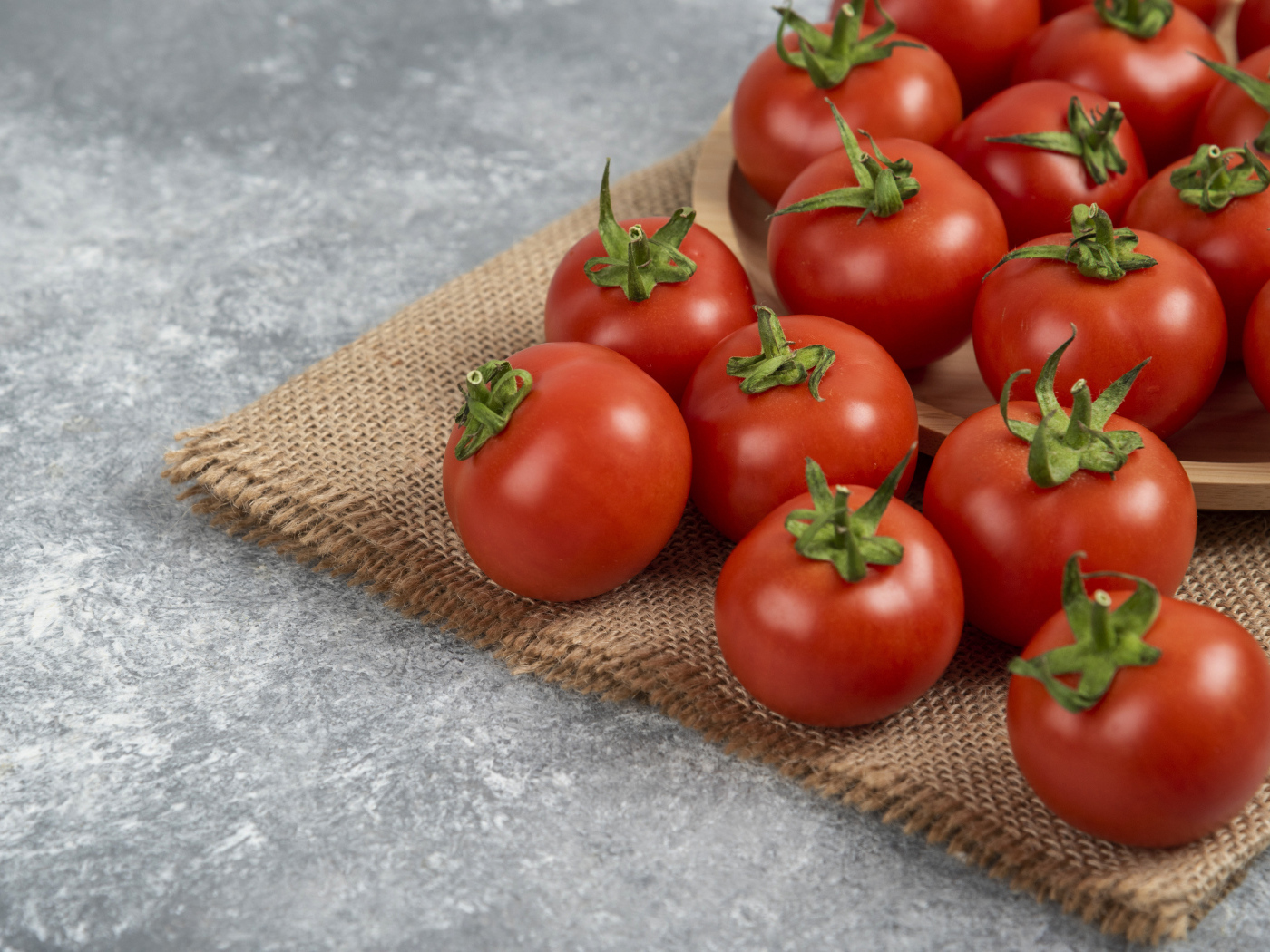 Большие круглые красные помидоры