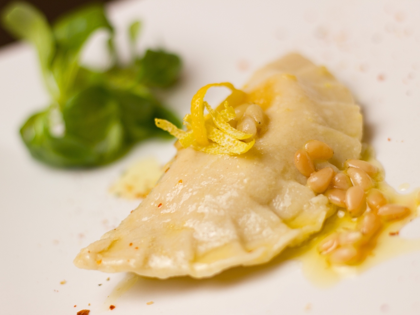 Равиоли на тарелке с зеленью