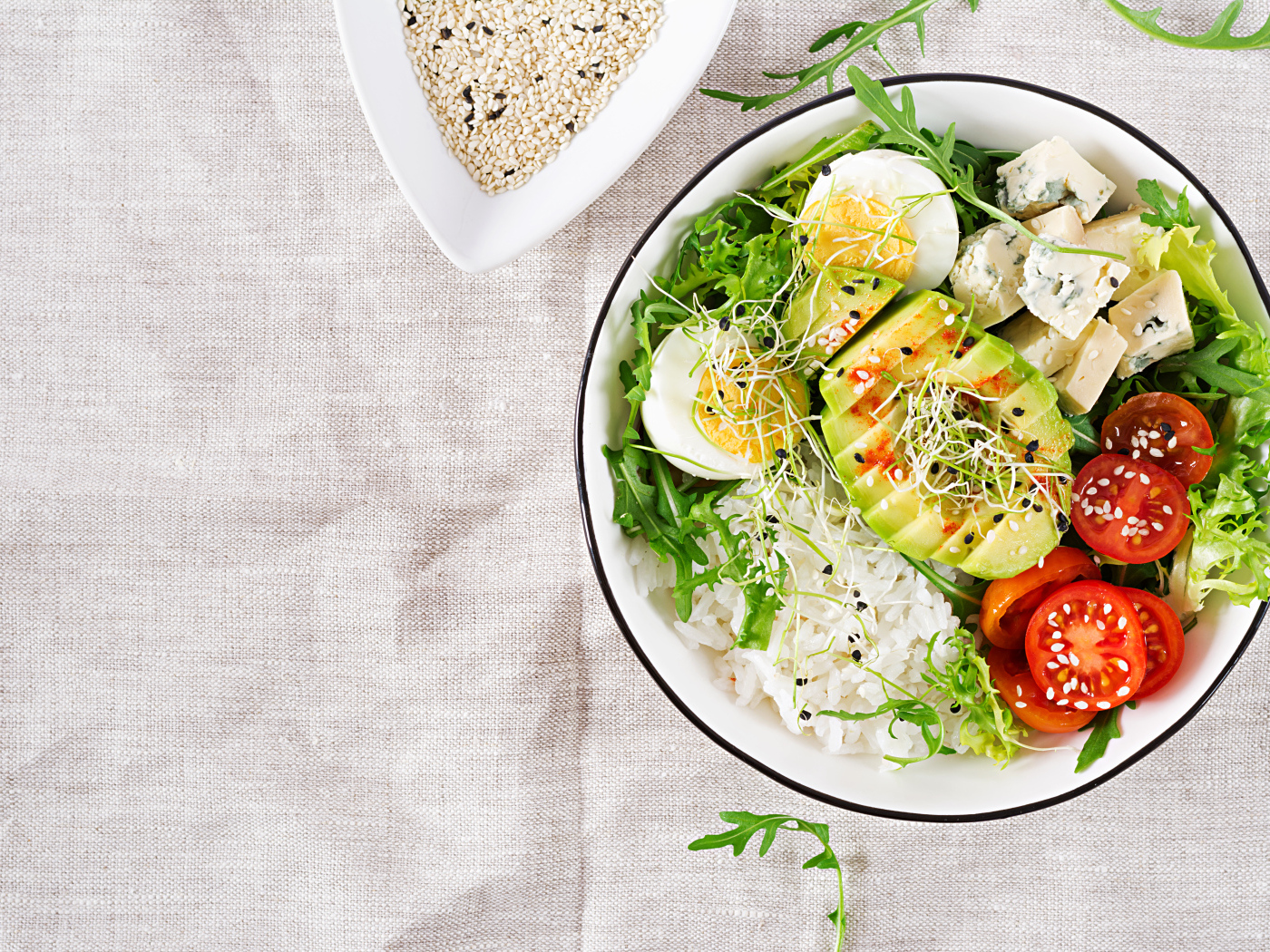 Рис с овощами и авокадо в тарелке