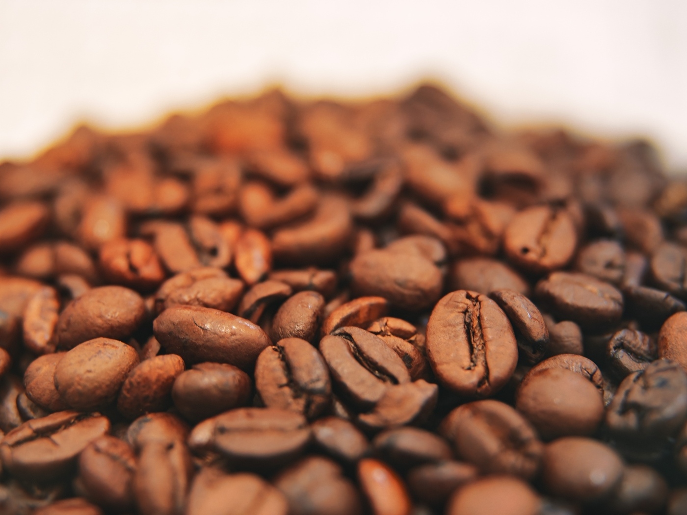 Жареные кофейные ароматные зерна крупным планом