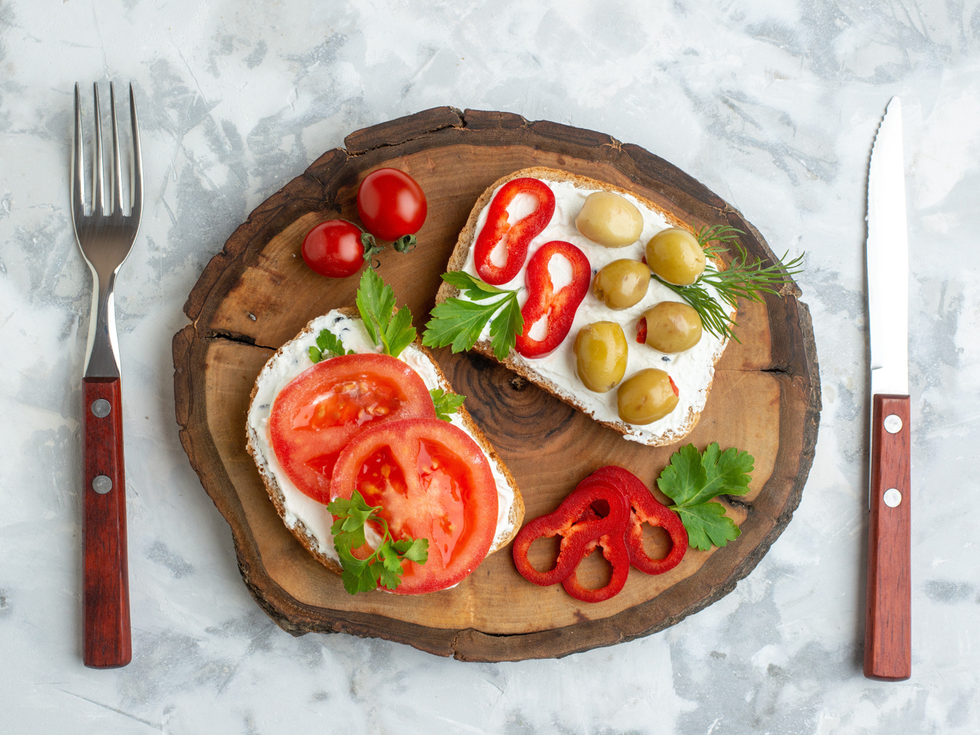 Бутерброды с сыром, оливками и кусочками помидора