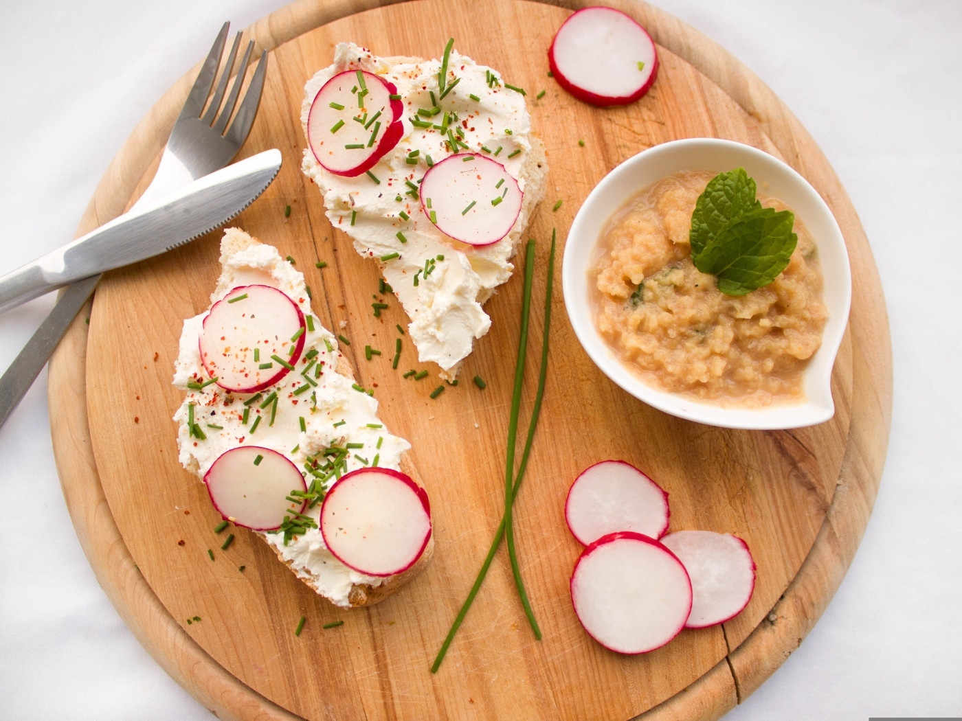 Бутерброды с сыром и редисом