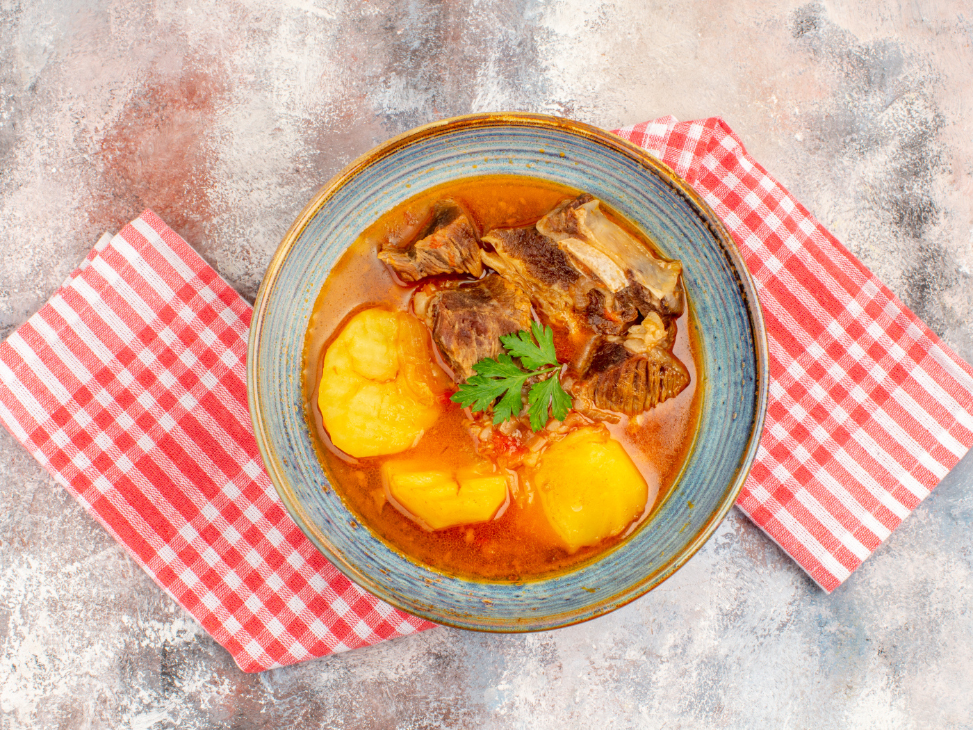 Блюдо шурпа с мясом и картофелем